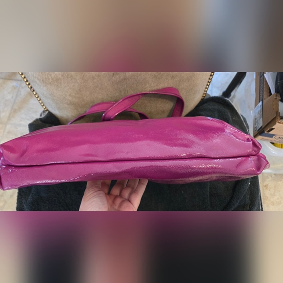 This Coach Poppy handbag in a rare raspberry purple is in like new condition! - Picture 4 of 7